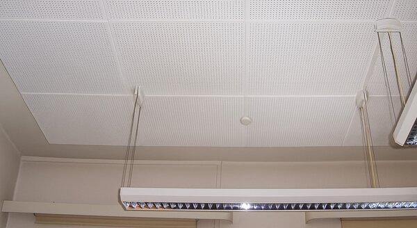 Asbest- und Mineralfaserhaltige Deckenplatten und Leichtbauplatten | © CRB Analyse Service GmbH