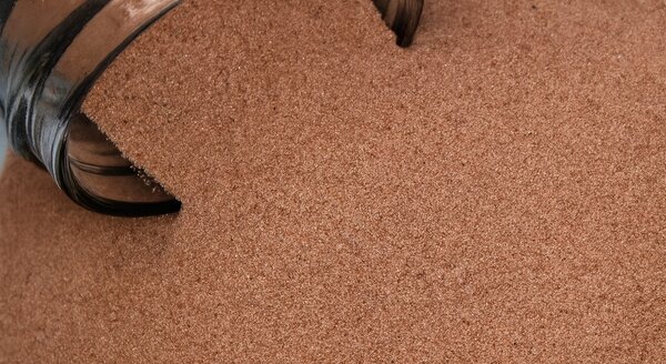 Strahlmittelabfälle und Schleifschlämme aus mineralischen Strahlmitteln wie Quarzsand, Korund, Schlacken, Glasperlen und Keramikperlen | © CRB Analyse Service GmbH