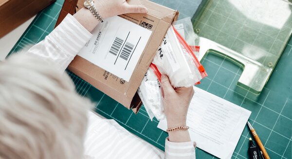Versand der Asbest- und Materiel-Proben zu CRB Analyse Service GmbH | © CRB Analyse Service GmbH